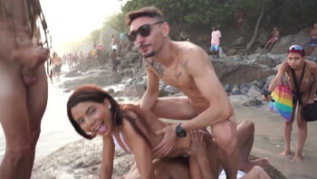 Daped-In-Public #3 : Bianca DANTAS baise devant beaucoup de monde sur une plage inondée (DAP, anal, sexe en public, bites monstrueuses, voyeur, cul parfait, ATM, 3on1) OB299