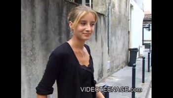 première jeune fille blonde de 18 ans